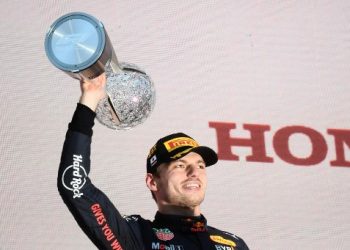 Verstappen logra su segundo título de F1 en una confusa y accidentada carrera en Japón