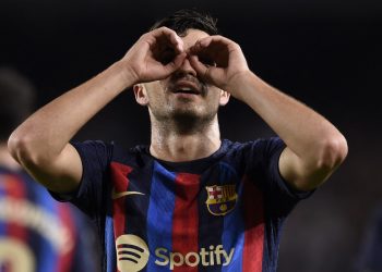 El Barça no brilla, pero gana y mantiene su mano a mano con el Real Madrid