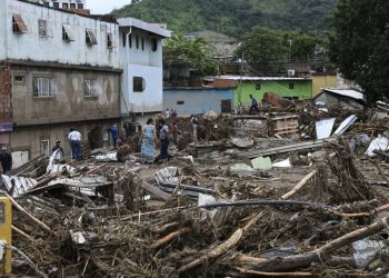 «Me atrapó el río y no hallé más recurso que montarme al techo», sobreviviente de crecida en Venezuela