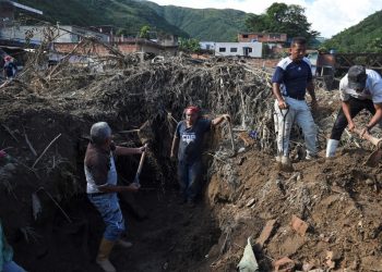 Desesperanza en búsqueda de sobrevivientes de deslave en Venezuela