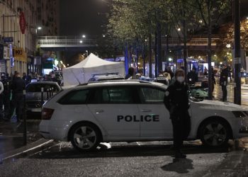 Inculpan a una mujer por el asesinato de una niña hallada en un baúl en París