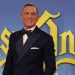 El actor Daniel Craig recibe la misma condecoración que James Bond