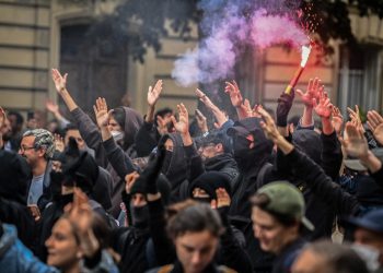 Miles de personas reclaman en Francia un alza salarial en jornada de huelga
