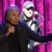 Serrat se despide de México en un concierto ante decenas de miles