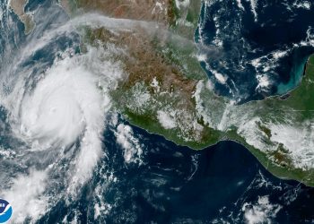 Poderoso huracán Roslyn se acerca a costa del Pacífico mexicano