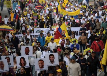 «Ya no más Petro»: miles de colombianos protestan contra proyecto de reforma fiscal del presidente