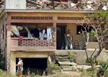 Desesperada búsqueda de sobrevivientes entre los escombros de deslave en Venezuela