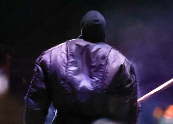 Kanye West protagoniza el desfile de Balenciaga caminando sobre el fango