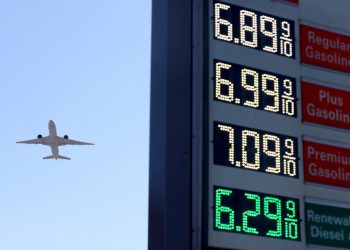 La Organización de Países Exportadores de Petróleo aprueba recortar drásticamente su producción