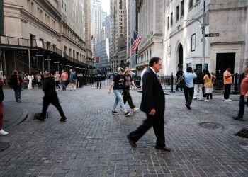 Wall Street termina en muy fuerte baja golpeada por datos de empleo