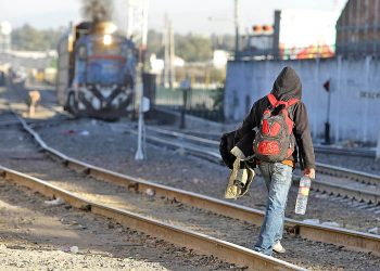 Hombre mata a migrante y hiere a otro en Texas cerca de México