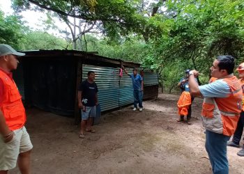 Protección Civil pide a familias evacuar la zona del estero en la playa El Cuco