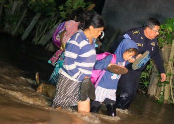 Autoridades evacúan a habitantes del cantón Puerto Parada, luego del desbordamiento del río Grande en San Miguel