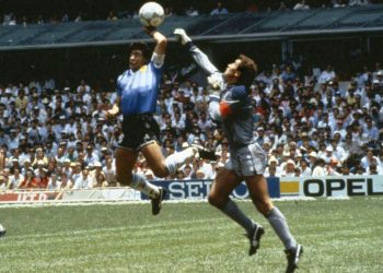 Sale a subasta el balón del gol de «la mano de Dios» de Maradona en México 86