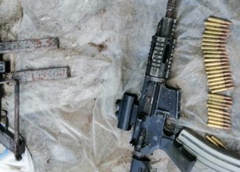 Policía localiza fusiles y municiones en un predio en Soyapango