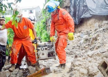 Muro colapsa sobre vehículos y deja una persona lesionada en Antiguo Cuscatlán