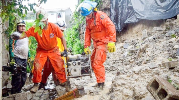Bomberos participó en el rescate de una persona soterrada en Antiguo Cuscatlán. Foto Secretaría de Prensa de la Presidencia.