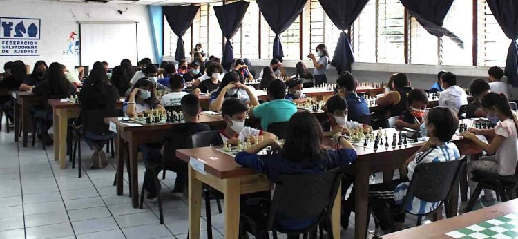 Los ajedrecistas tuvieron intensa actividad, tras disputarse la 5a. ronda del Campeonato U-12 y U-18. Fotos/FSA