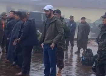 Presidente Bukele presentó sus respetos a militares que fallecieron en Comasagua durante emergencia y su apoyo a los familiares