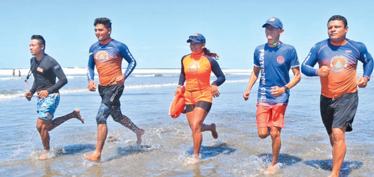Clara
forma parte del
grupo salvavidas de
Usulután. Asegura
que le gusta nadar
y surfear.