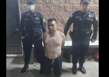 Policía detiene a ebrio que causó daños a dos vehículos e insultó a una mujer y a agente de Tránsito