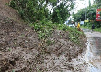 Derrumbes provocados por tormenta tropical Julia obstruyen ingreso a Sensuntepeque en Cabañas