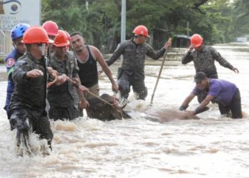 Autoridades evacúan a 900 personas en dos cantones de San Miguel por desborde del río Grande
