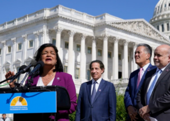 Demócratas progresistas del Congreso exhortan a Joe Biden a negociar con Rusia