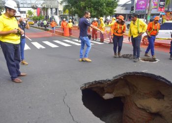 Autoridades trabajan en cárcava formada en Paseo General Escalón