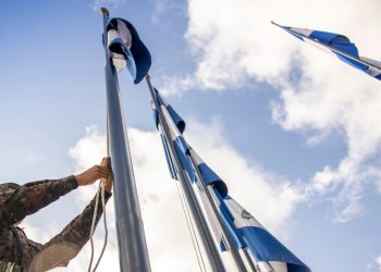 Presidente Bukele ordena izar todas las banderas de El Salvador a media asta en memoria de los fallecidos por la tormenta Julia