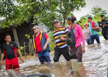 Autoridades del Gobierno mantienen monitoreo constante en sectores de El Salvador afectados por la tormenta Julia