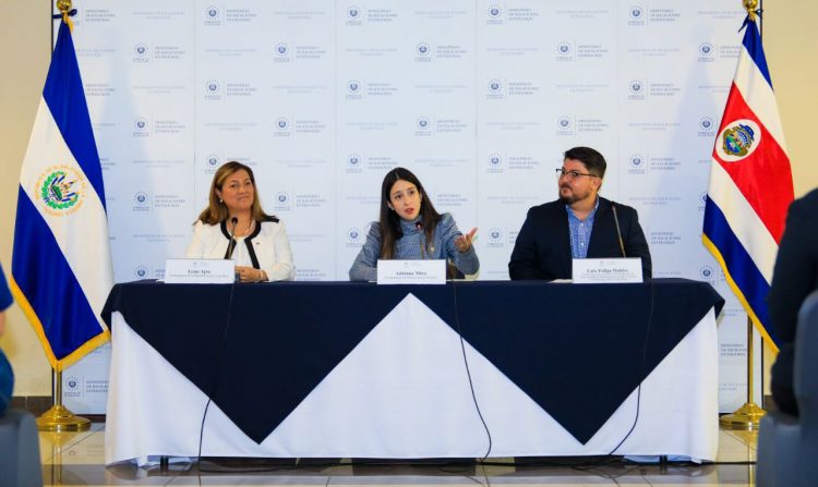 La iniciativa busca contribuir a la profesionalización y especialización de la población salvadoreña. Foto Diario El Salvador.
