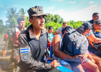 Ministro de Defensa lidera labores de rescate en Puerto Parada, Usulután