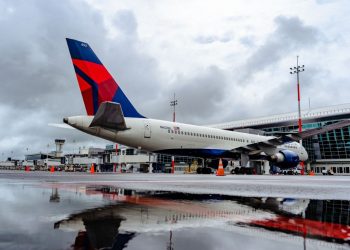 La operación de vuelos comerciales se mantienen en el Aeropuerto Internacional de El Salvador