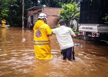 Autoridades evacúan a familias afectadas por desbordamiento de río Grande de San Miguel por Tormenta Tropical Julia