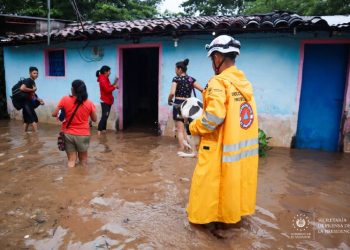 Protección Civil evacúa a familias afectadas por inundación en colonia Urbina 1, en San Miguel