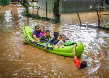 Rescatan a más de 100 personas de inundación en lotificación Santa Ana 4 por desbordamiento de río Grande de San Miguel