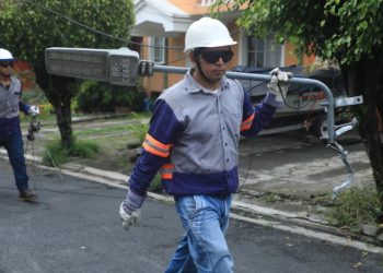 CEL trabaja por recuperar servicios de energía eléctrica a usuarios afectados por depresión tropical Julia