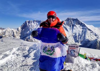 Alfa Karina Arrué alcanza la cima de la montaña Ama Dablam