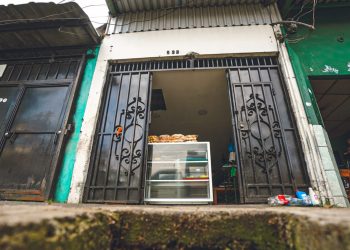Decomisan vivienda con fachada de panadería usada por pandilleros para privación de libertad y homicidios