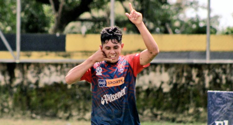 Jonathan Umaña cerró el triunfo ante La Paz. Twitter: @santaanamfc