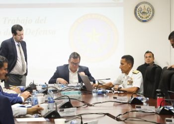 Ministro de Defensa explica a comisión de Hacienda el presupuesto para 2023