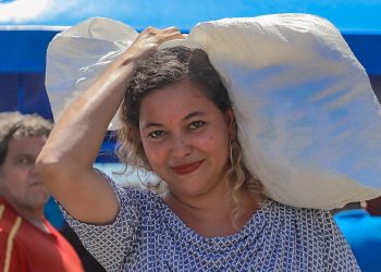 Gobierno de El Salvador apoya a pesqueros con paquetes de alimentos ante segunda veda de camarón marino
