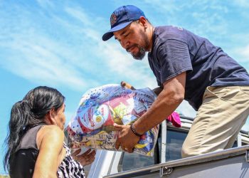 Gobierno de El Salvador entrega paquetes de alimentos a familias afectadas por tormenta Julia en Cabañas