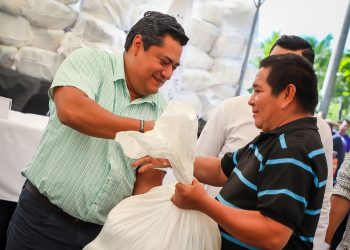 Entregan paquetes de alimentos a pescadores afectados por veda de camarón en El Salvador