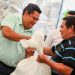Entregan paquetes de alimentos a pescadores afectados por veda de camarón en El Salvador