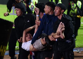 Estampida en estadio provoca 125 fallecidos