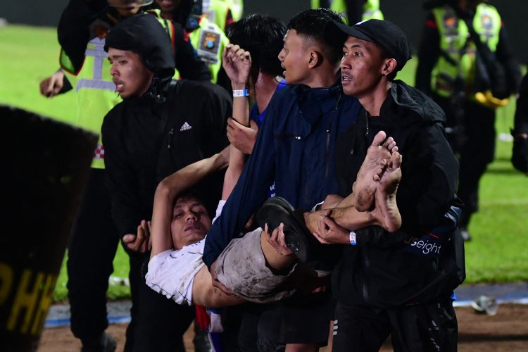 Más de 120 personas murieron tras una estampida en un estadio de fútbol en Indonesia.