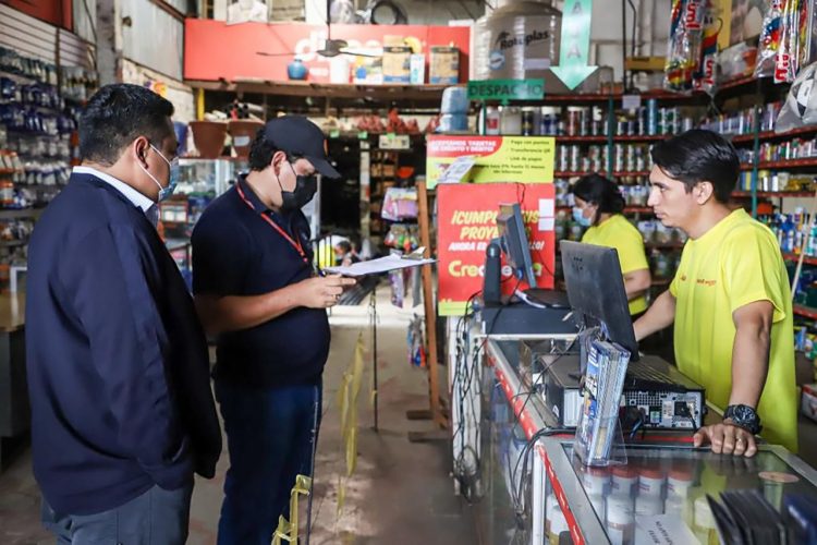 La Defensoría del Consumidor hace cumplir la ley en caso de abusos de parte de comerciantes ante la población./Fotos DES: Jarvyn Muñoz.