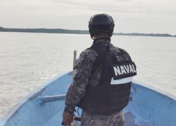 Fuerza Naval trabaja para localizar a víctima arrastrada por el mar en La Herradura